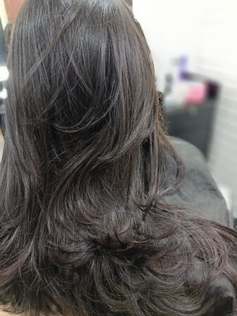 Corte personalizado en capas, estilo Mariposa, que genera movimiento y da vida al cabello.